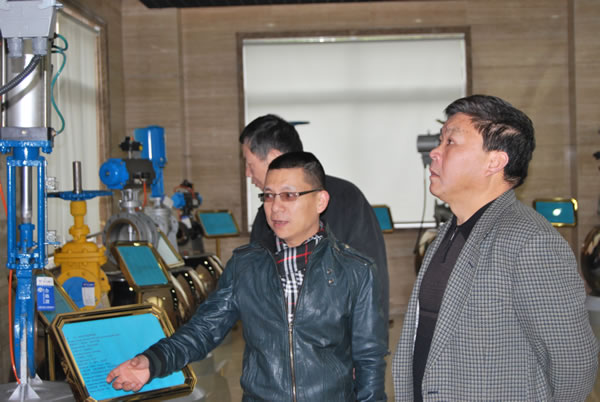 前嘉定區工商局局長、現任嘉定區商標協會會長金耀祖在滬工閥門視察工作