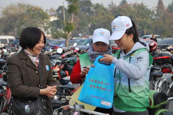 滬工志愿者在嘉定區博樂路開展“好心人幫好心人”募捐活動1