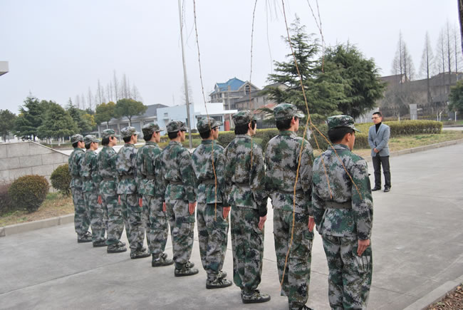 滬工黨支部書記楊猛向軍訓員工訓話