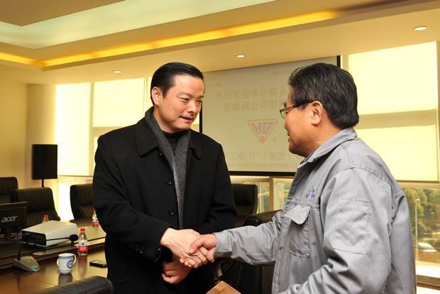 陳賓慰問我公司困難職工,公司工會主席林銀華接受慰問金