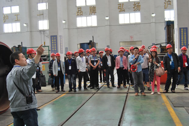 上海滬工閥門廠集團全國優秀經銷商座談會參會代表參觀公司生產加工車間(圖 1)