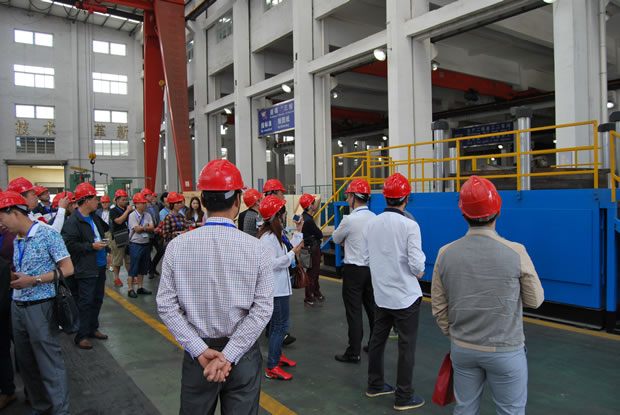 上海滬工閥門廠集團全國優秀經銷商座談會參會代表參觀公司生產加工車間(圖 2)
