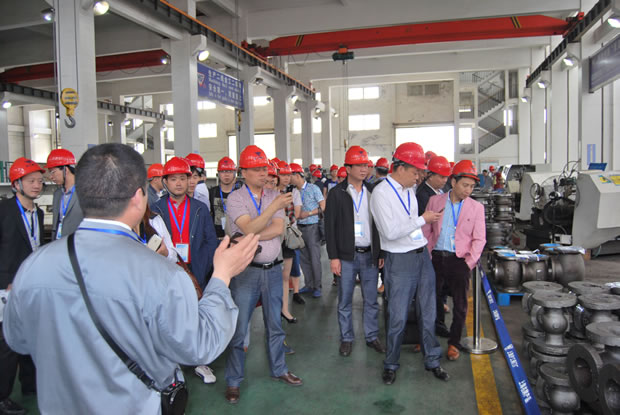 上海滬工閥門廠集團全國優秀經銷商座談會參會代表參觀公司生產加工車間(圖 6)