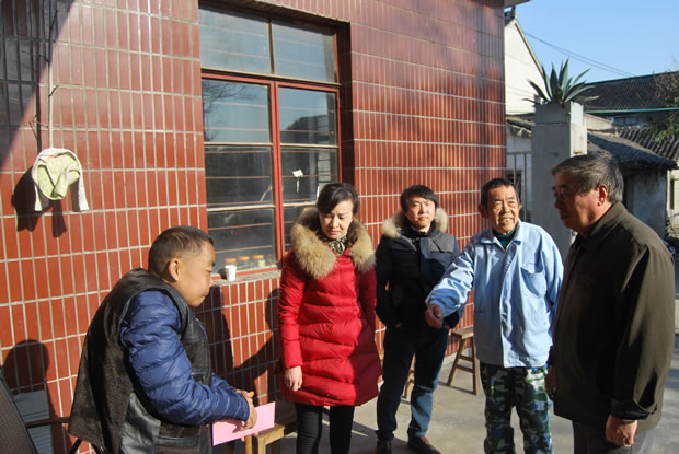 滬工閥門(mén)結(jié)對(duì)慰問(wèn)尿毒癥病人高志超(圖2)