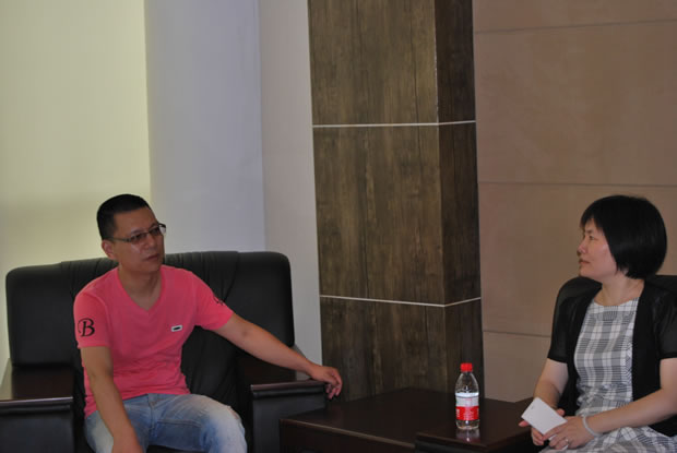 嘉定區(qū)社會(huì)工作委員會(huì)書(shū)記葛影敏來(lái)我公司高溫慰問(wèn)